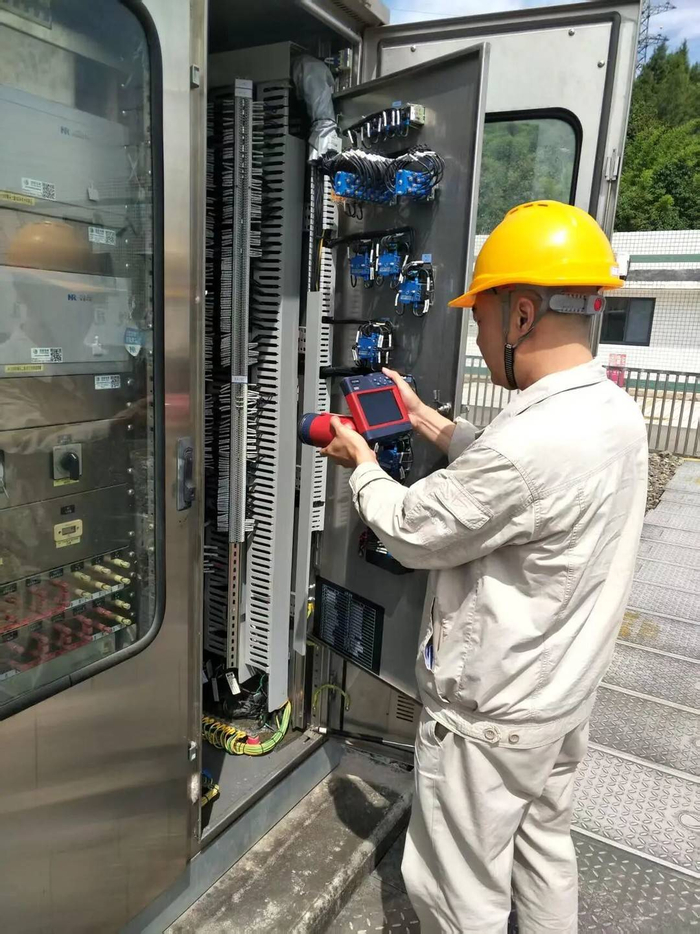 地表50℃炙烤！绝缘服变“移动桑拿房”，他们守护一城清凉