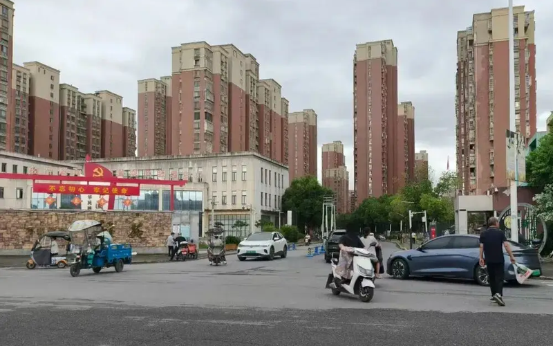 ▲新京报资料图：涉案小区万春雅苑，是当地大型安置社区。