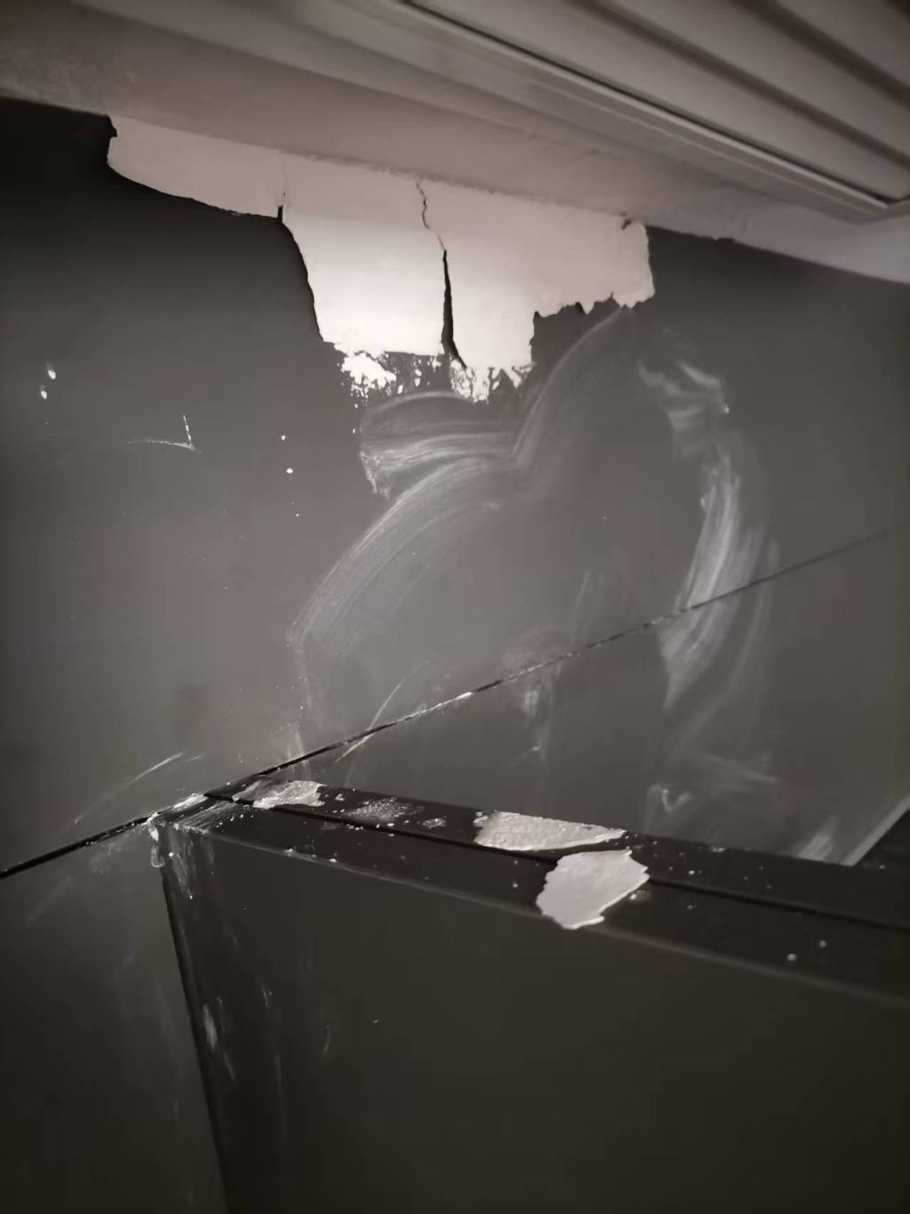 漏水后部分家具被浸泡。