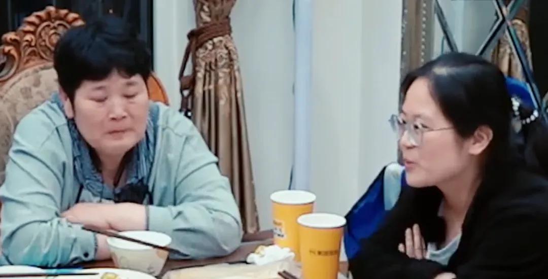 (房主任和女儿,图源: